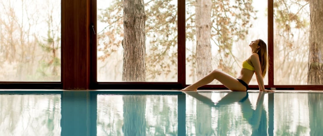 Turista relajándose en la piscina de un balneario