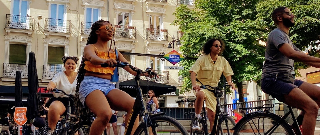 Touristes à vélo dans le quartier Chueca de Madrid, Communauté de Madrid