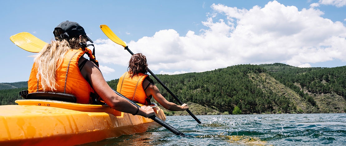 Una famiglia rema in canoa in un geoparco