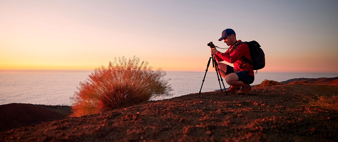 Un turista scatta una fotografia nella natura delle isole Canarie