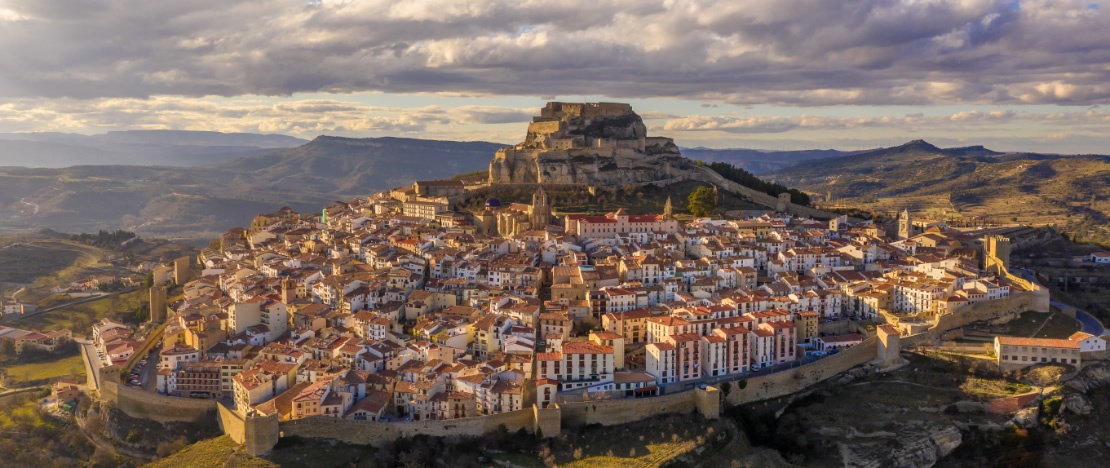Panoramablick auf die mittelalterliche Stadtmauer von Morella