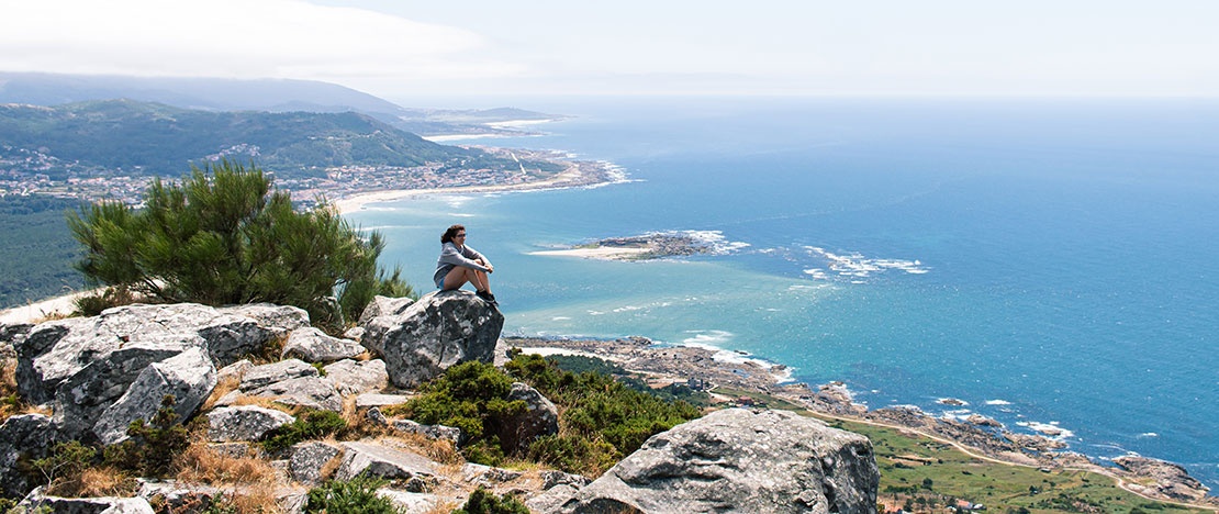 Turista presso la foce del fiume Miño ad A Guarda, Pontevedra (Galizia)