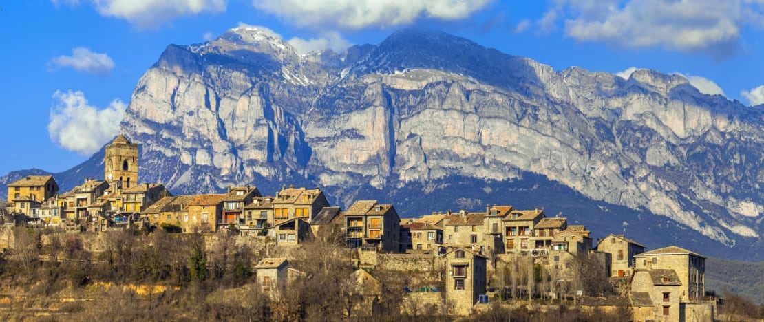 Ansichten von La Villa de Ainsa in Aragonien