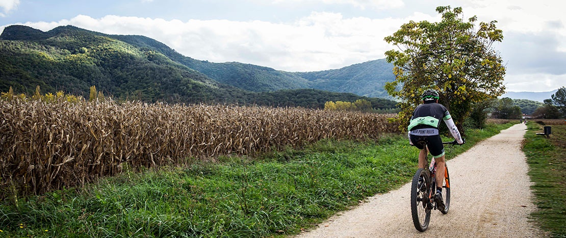 Ciclista en la Vía Berde del Carrilet, Cataluña