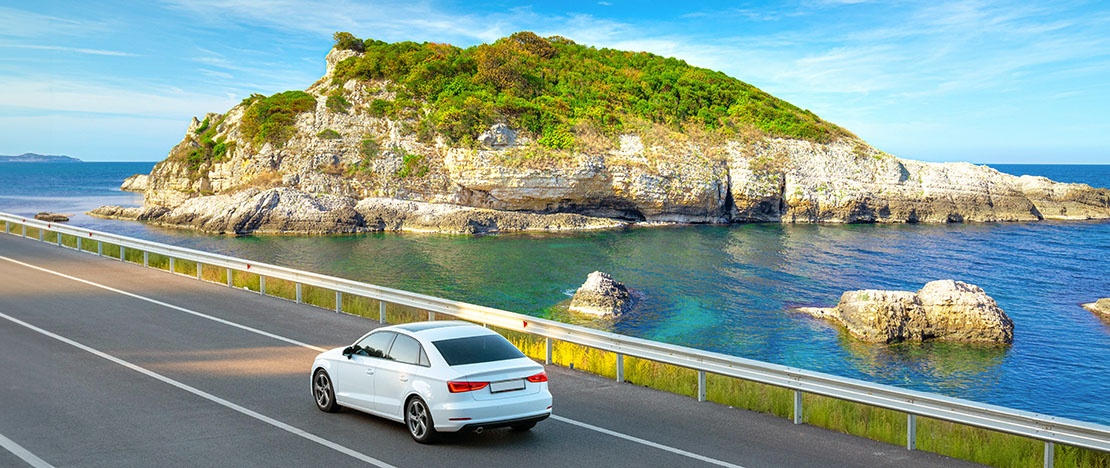 Coche circulando por una carretera en el mediterraneo