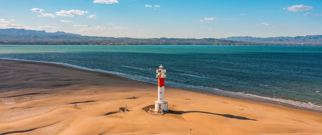 Faro del Fangar presso il Delta dell'Ebro a Tarragona, Catalogna