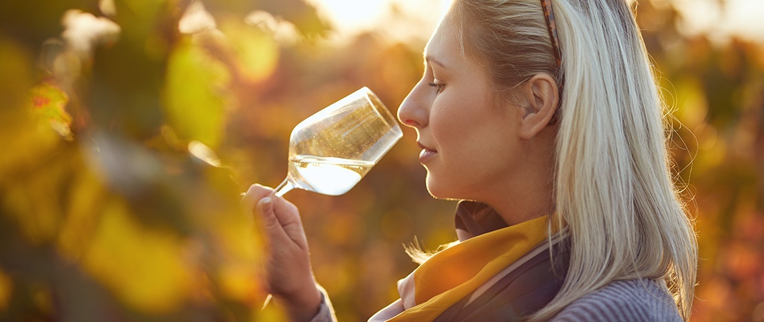 Turista mentre degusta un vino