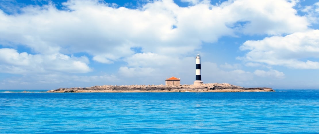 Vista del faro del islote de Freus en Formentera, Islas Baleares