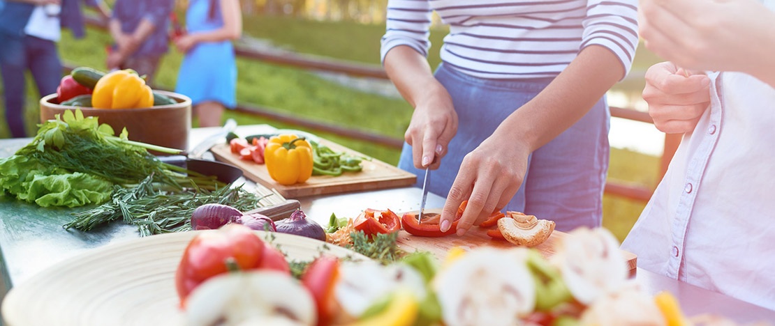 Un turista cucina utilizzando i prodotti della terra della Murcia