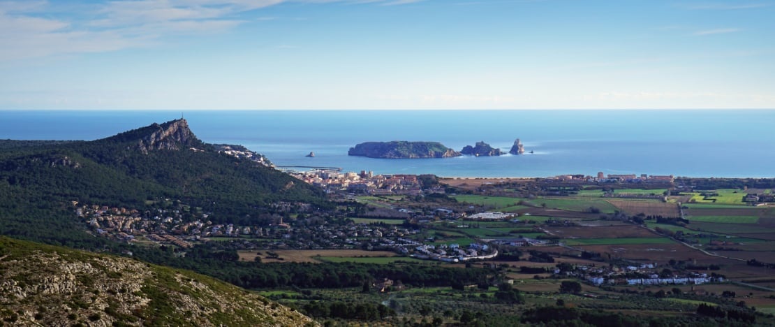 Blick auf L'Estartit und die Inseln von Medes von der Burg von Montgrí in Girona, Katalonien