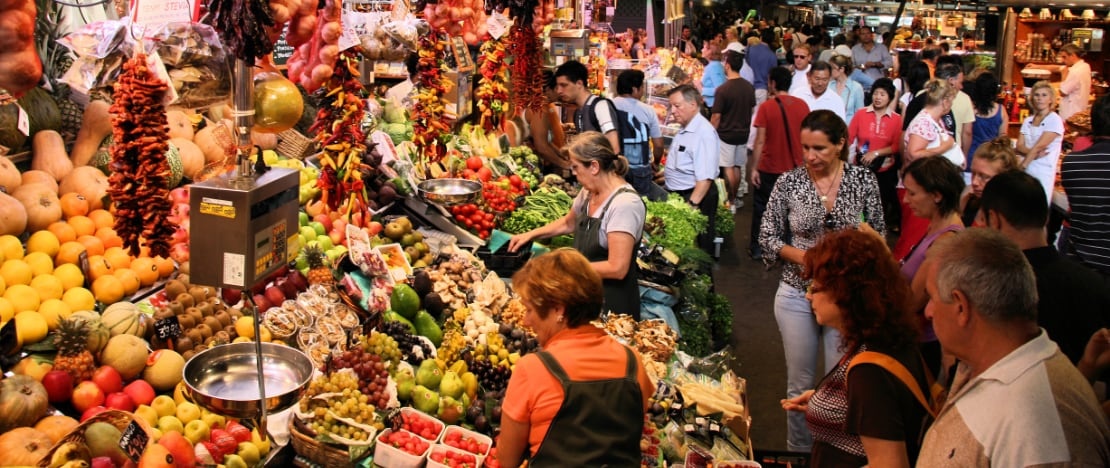 Touristen in der Markthalle La Boquería-Sant Josep, Barcelona