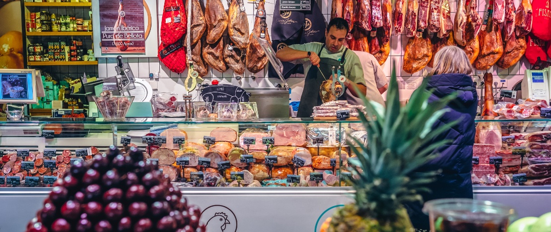 Commerçant sur le marché de San Antón, Madrid