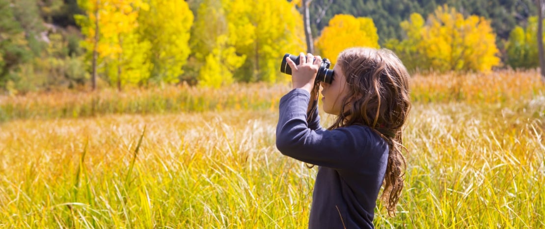 Tourist mit Fernglas