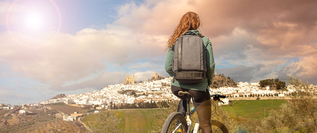 Turista en bicicleta contemplando el pueblo de Olvera en Cádiz, Andalucía