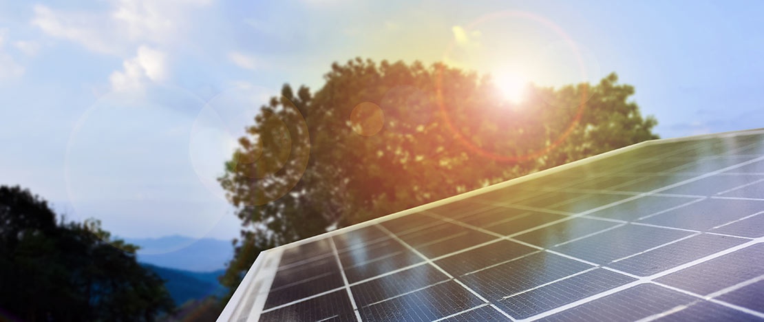 Placas solares en el tejado de una casa