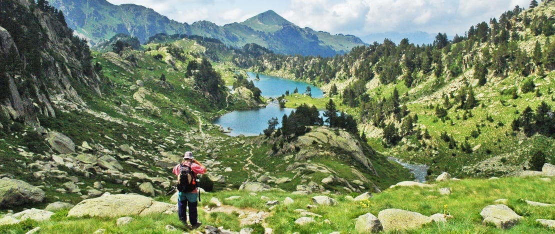 Un turista nel Parco Nazionale di Aigüestortes i Estany de Sant Maurici a Lleida, Catalogna