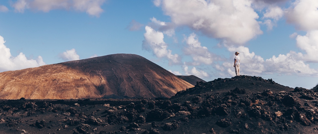 Tourist im Timanfaya-Nationalpark auf Lanzarote, Kanarische Inseln