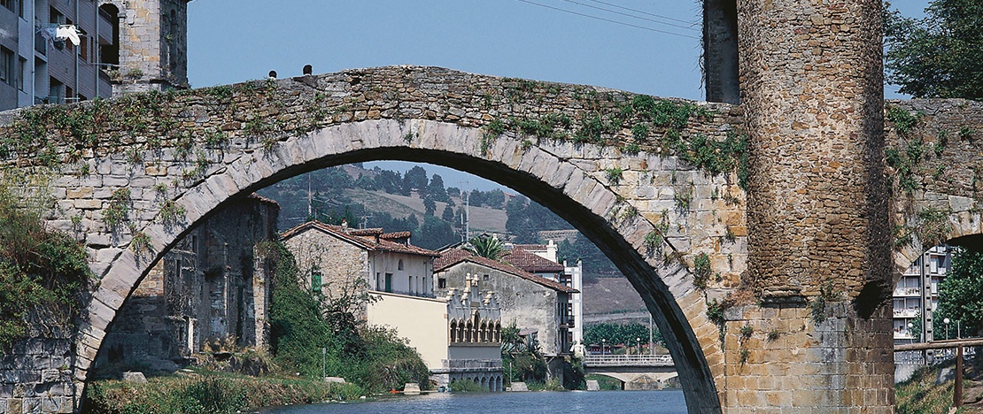 Antico ponte medievale a Balmaseda, Bizkaia, Paesi Baschi