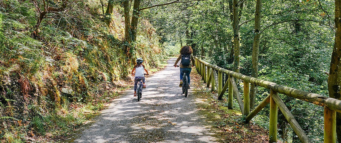 Touristen auf dem Grünen Weg ‚Senda del Oso‘, Asturien