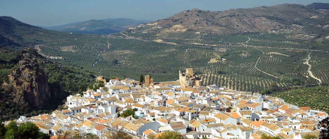 Vue du village de Zuheros dans la province de Cordoue, Andalousie